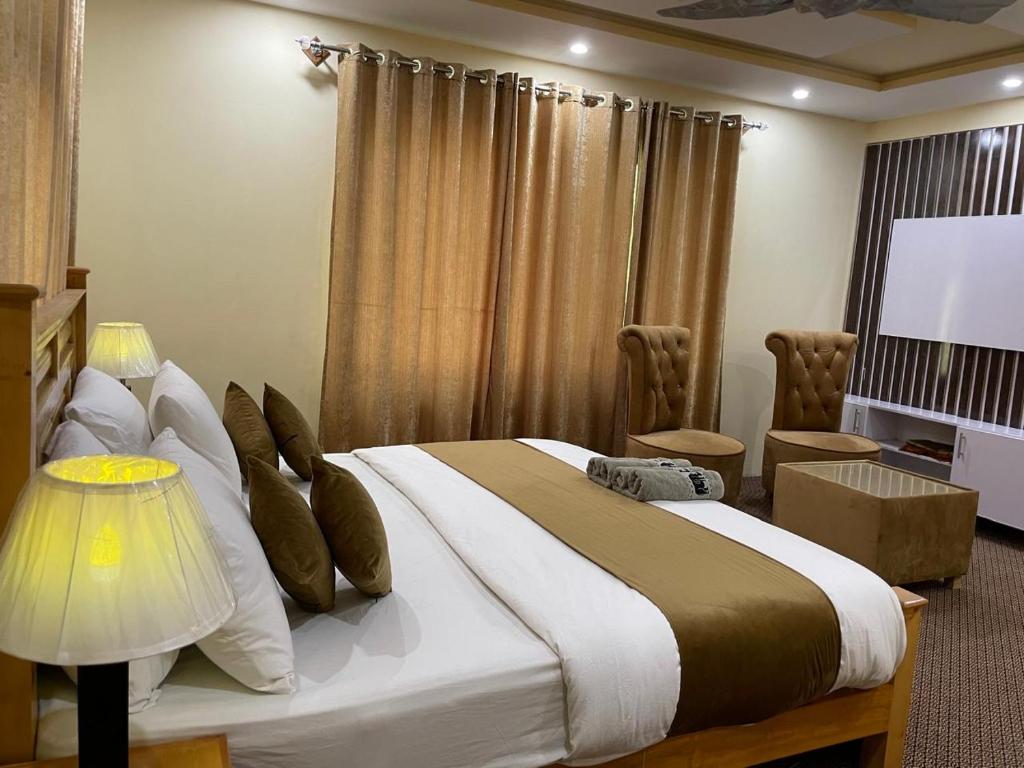 Postel nebo postele na pokoji v ubytování Skardu Saraye Hotel & Resort