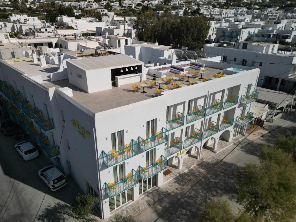 vista sul tetto di un edificio bianco con balconi di Play Paros a Kampos Paros