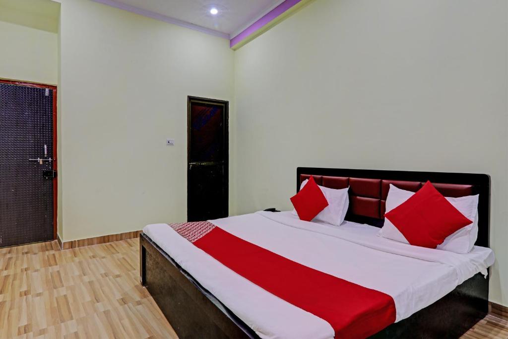 Una cama o camas en una habitación de OYO Flagship 81471 Hotel Banaras Inn