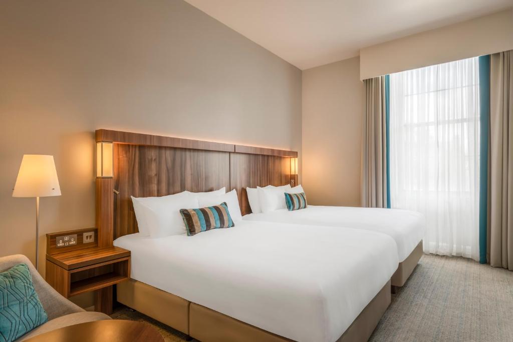 Postel nebo postele na pokoji v ubytování Courtyard by Marriott Edinburgh