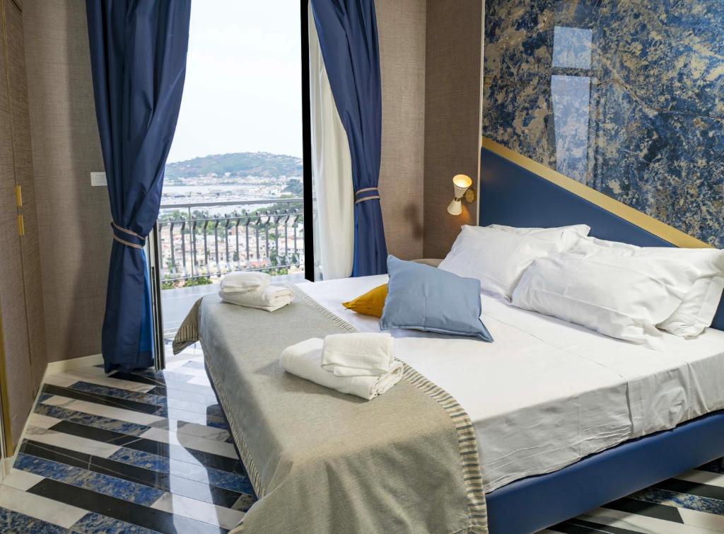 Postel nebo postele na pokoji v ubytování Hotel Cala Moresca