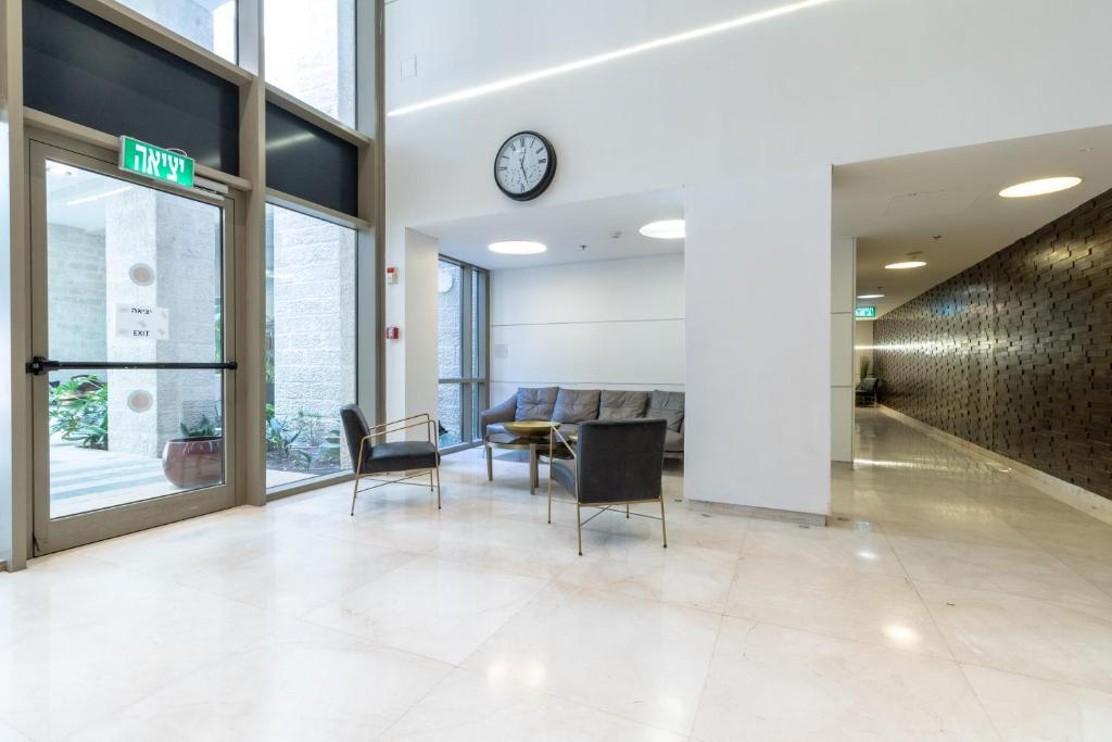 Posezení v ubytování Isrentals Haneviim - ApartHotel In City Center