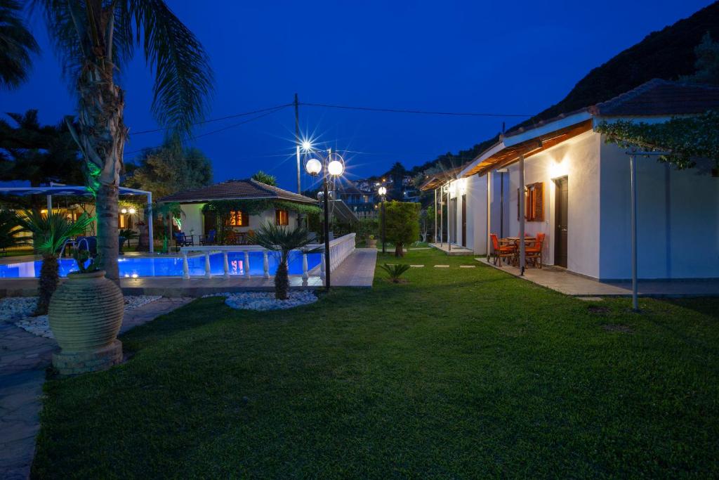 The swimming pool at or close to Villa Dimitris Apartments & Bungalows