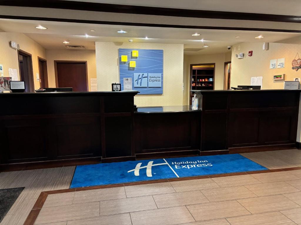 Un certificat, premiu, logo sau alt document afișat la Holiday Inn Express