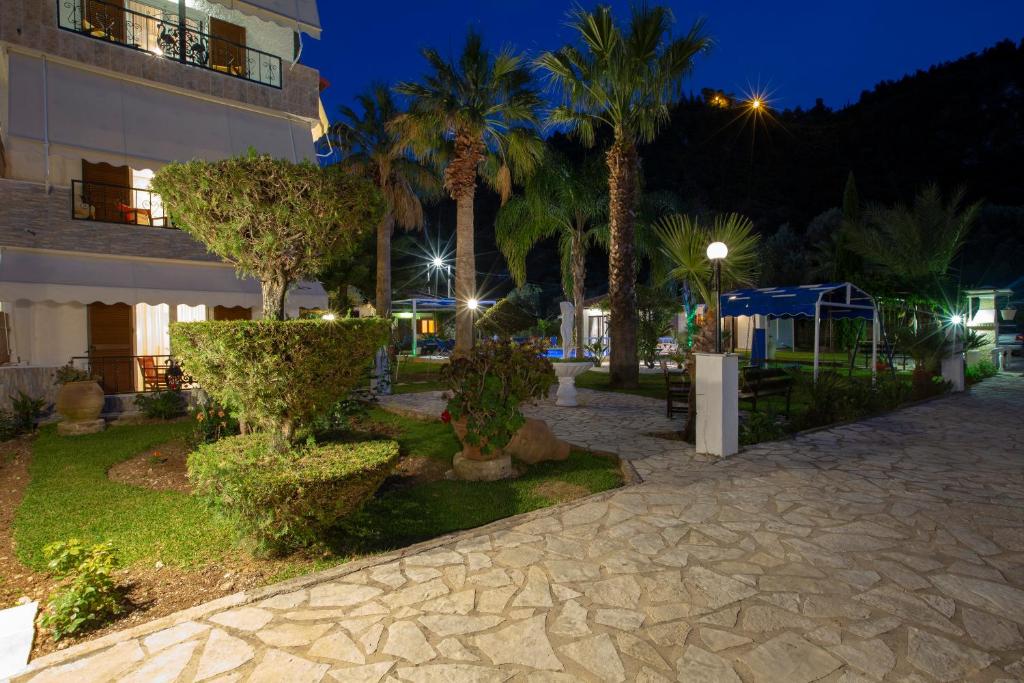 A garden outside Villa Dimitris Apartments & Bungalows