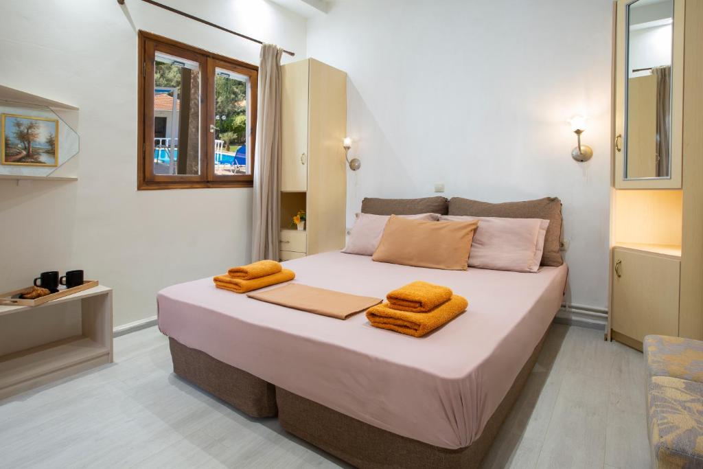 A bed or beds in a room at Villa Dimitris Apartments & Bungalows