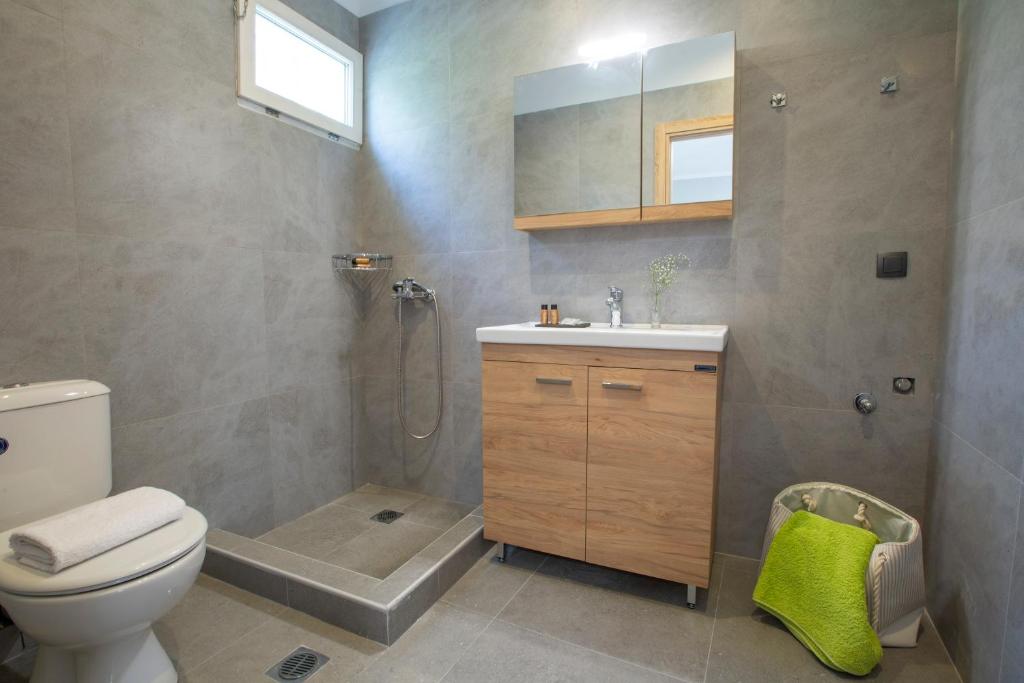A bathroom at Villa Dimitris Apartments & Bungalows