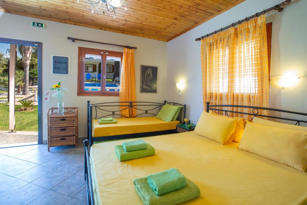 A seating area at Villa Dimitris Apartments & Bungalows