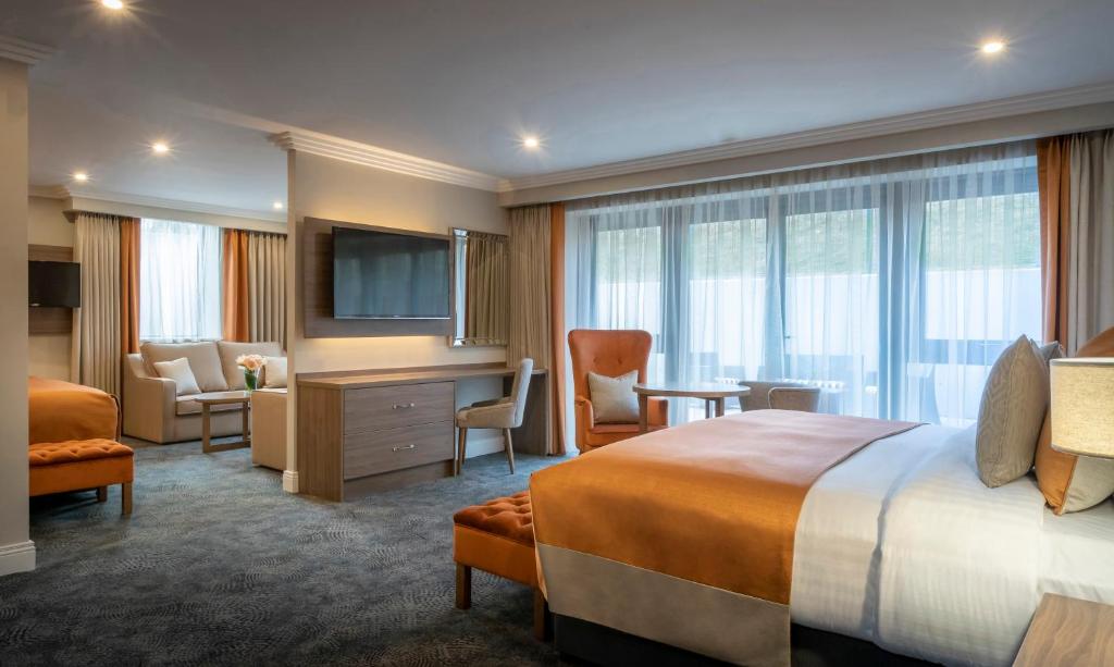 Postel nebo postele na pokoji v ubytování Castletroy Park Hotel