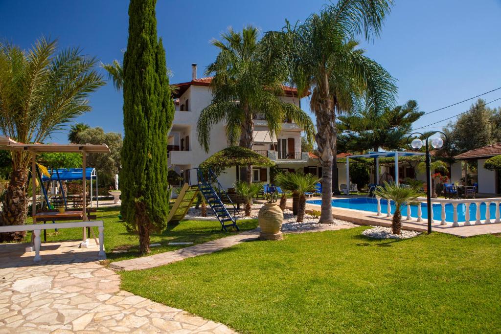 The swimming pool at or close to Villa Dimitris Apartments & Bungalows