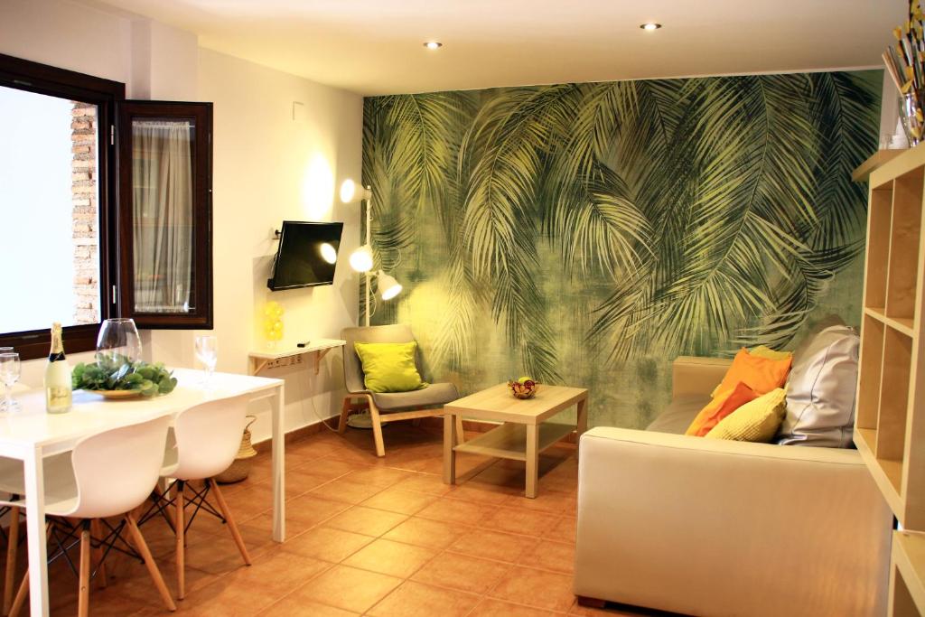un soggiorno con divano e tavolo di Apartamentos Inside Casa de la Alberca a Granada