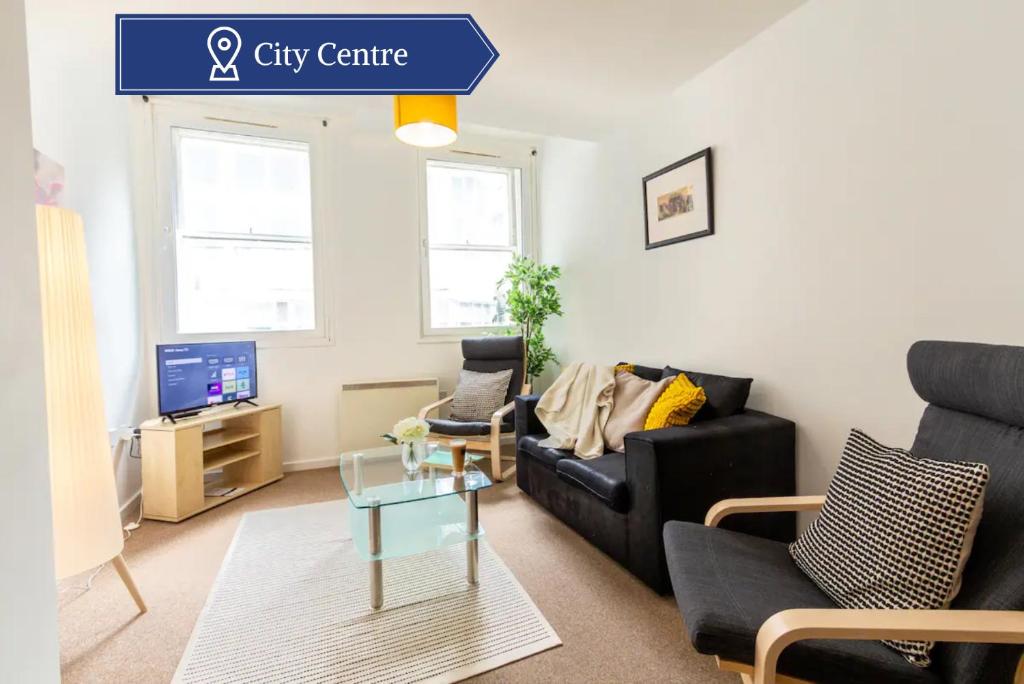 ein Wohnzimmer mit Sofa, Sesseln und Fernseher in der Unterkunft Comfy Chic 2Bed Apartment in Sheffield City Centre in Sheffield
