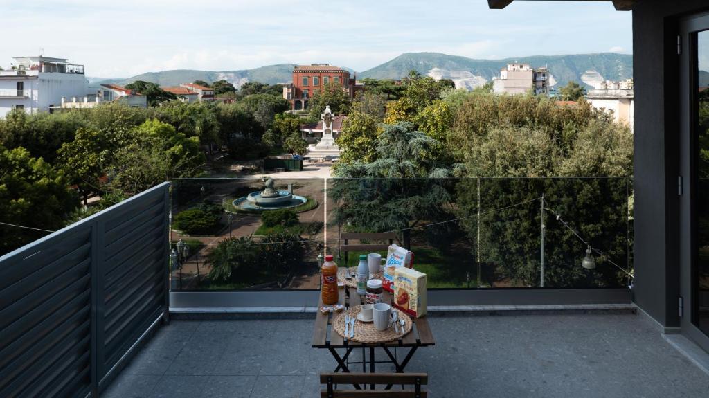 een balkon met uitzicht op de stad bij Penthouse Rooms Marigliano - Eleganza sopra le nuvole in Marigliano