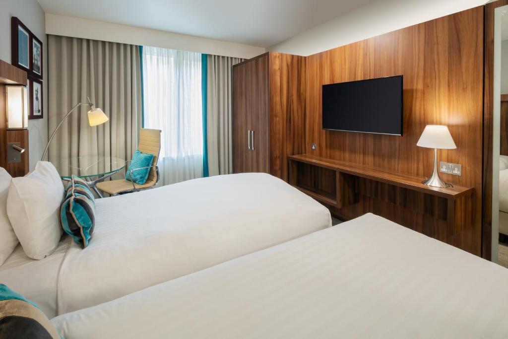 Postel nebo postele na pokoji v ubytování Courtyard by Marriott Edinburgh
