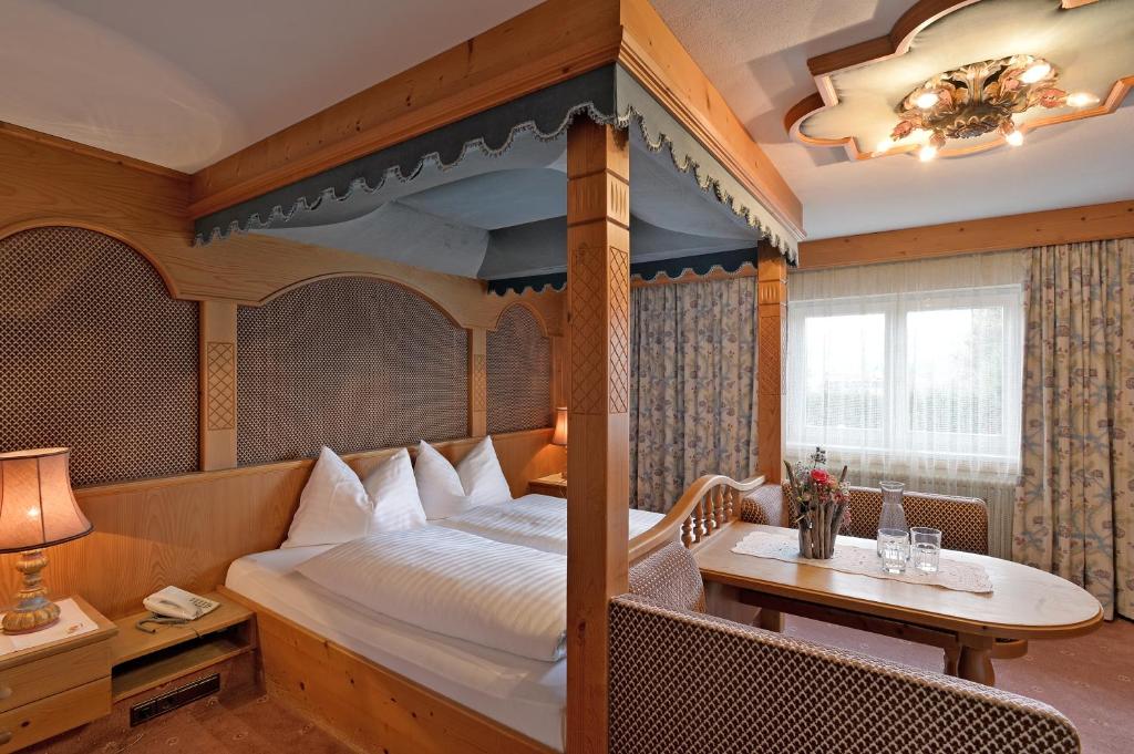 Katil atau katil-katil dalam bilik di Hotel Tiroler Stuben