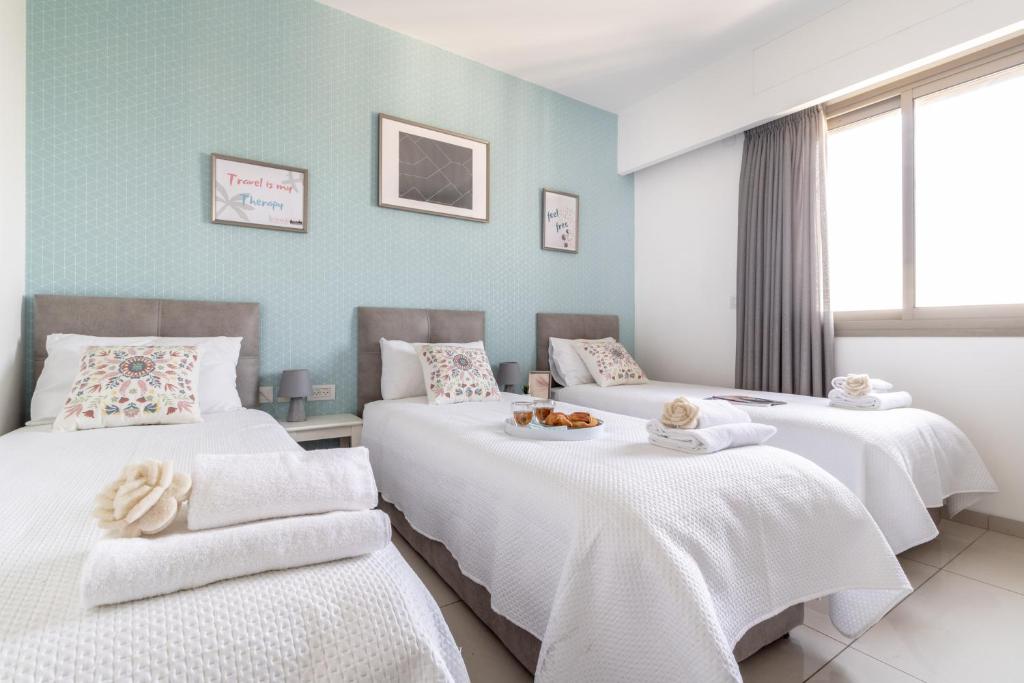 Postel nebo postele na pokoji v ubytování Isrentals Haneviim - ApartHotel In City Center
