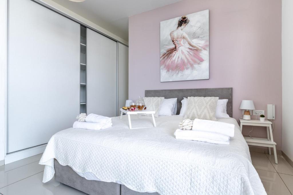 Postel nebo postele na pokoji v ubytování Isrentals Haneviim - ApartHotel In City Center