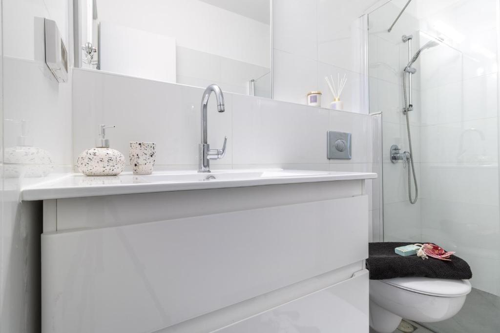 Koupelna v ubytování Isrentals Haneviim - ApartHotel In City Center