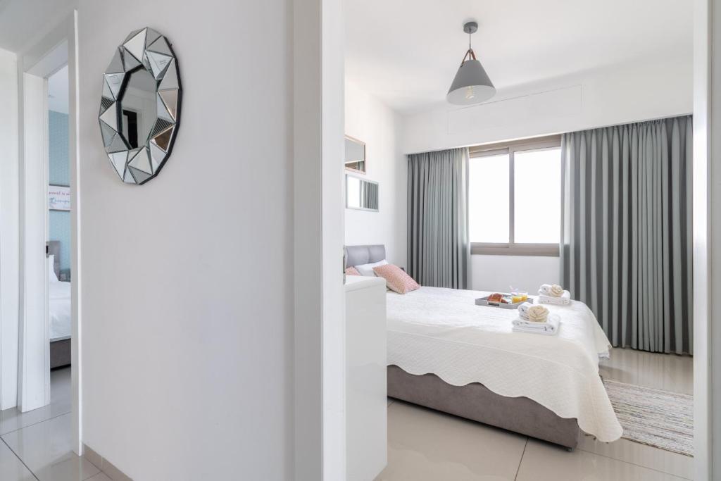 Postel nebo postele na pokoji v ubytování Isrentals Haneviim - ApartHotel In City Center