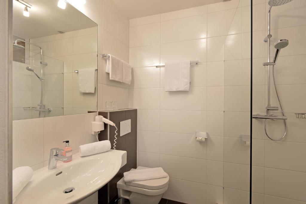 Bilik mandi di Hotel Tiroler Stuben