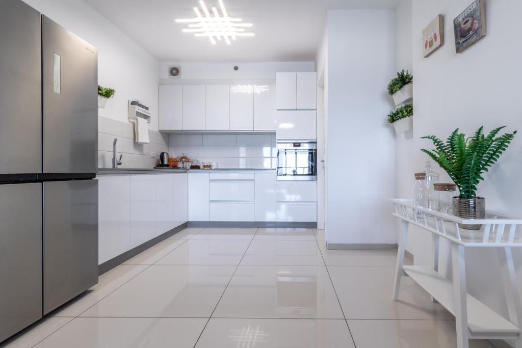 Kuchyň nebo kuchyňský kout v ubytování Isrentals Haneviim - ApartHotel In City Center