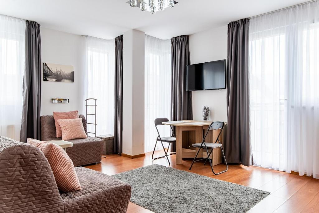 Garay Panorama Apartment في بودابست: غرفة معيشة مع أريكة وطاولة