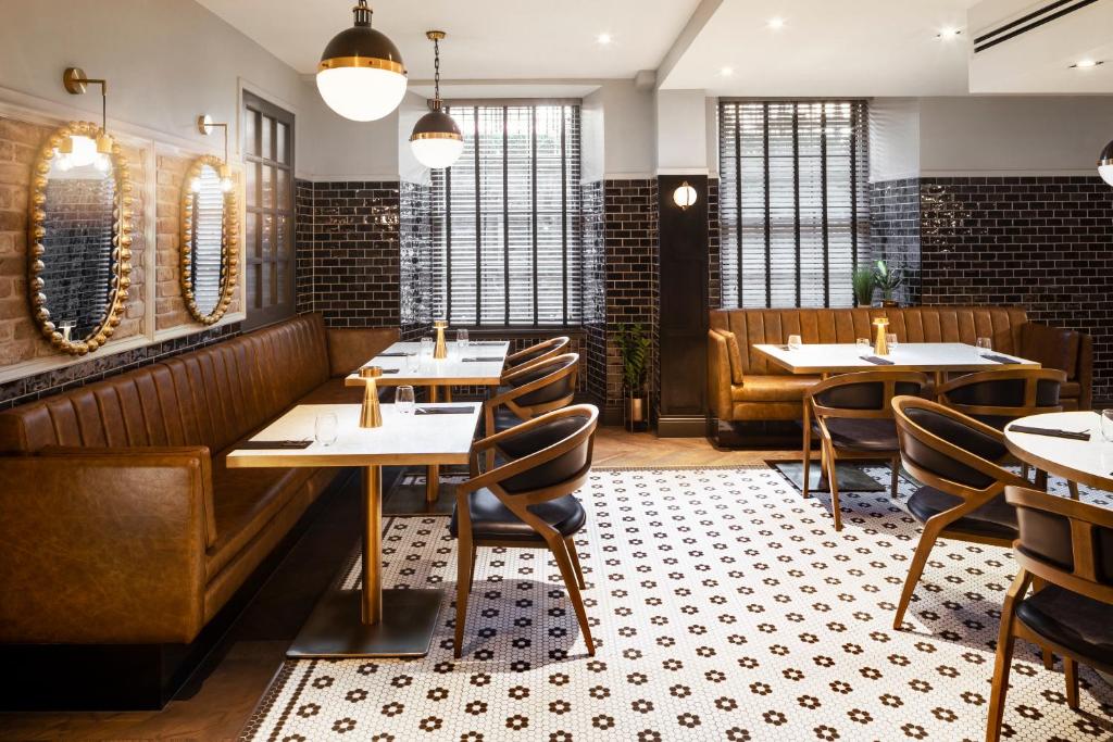 Posezení v ubytování Courtyard by Marriott Edinburgh