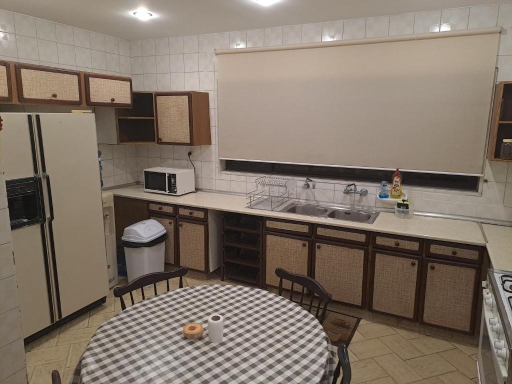 eine Küche mit einem Tisch und einem Whiteboard. in der Unterkunft Nice Furnished apartment in Amman
