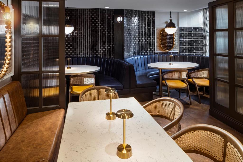 Posezení v ubytování Courtyard by Marriott Edinburgh