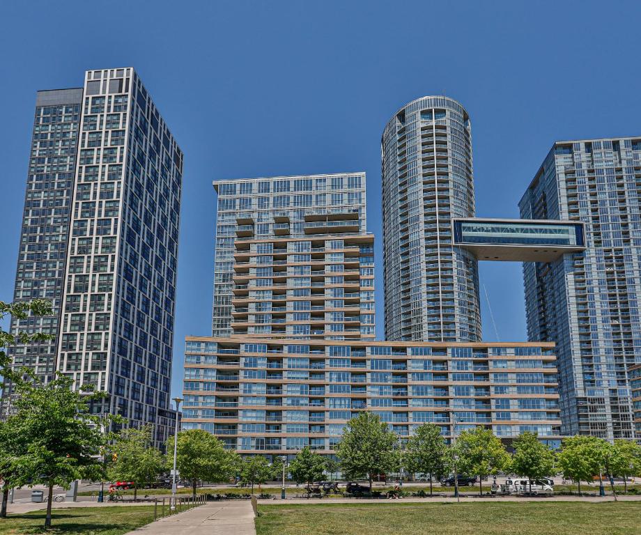 um grupo de edifícios altos em uma cidade em GLOBALSTAY New Fabulous Toronto Condo em Toronto