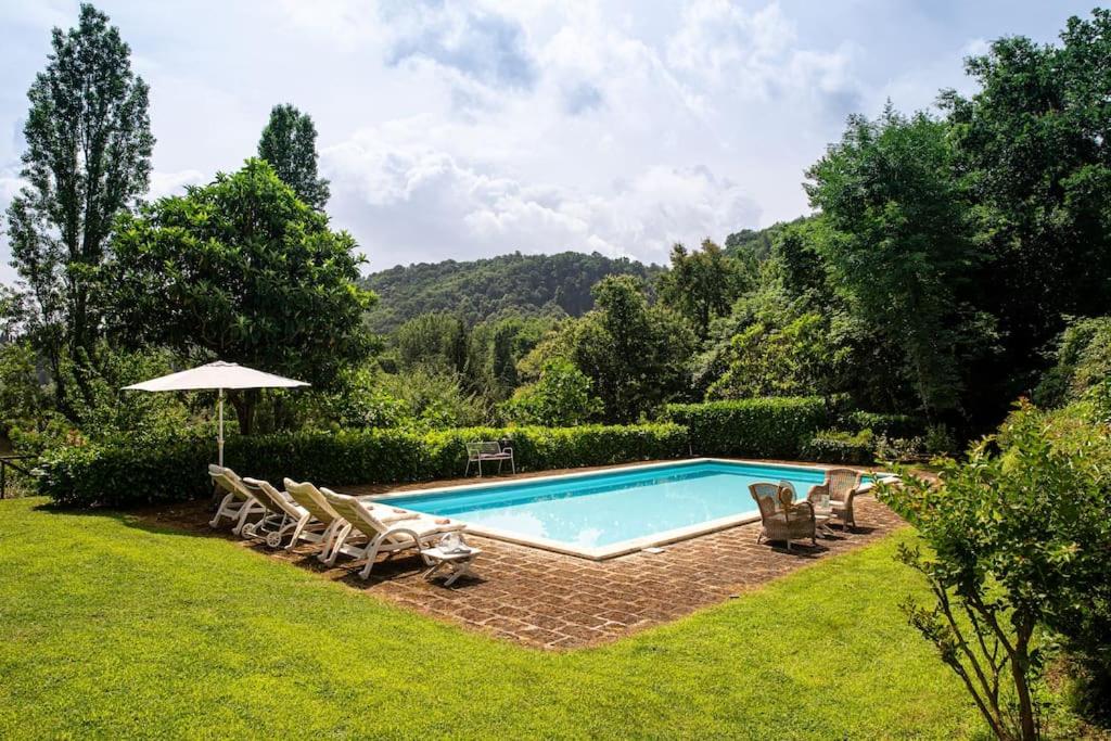 オルヴィエートにあるVilla Letizia with pool - 10 min drive to Orvieto townの椅子とパラソルのあるプール
