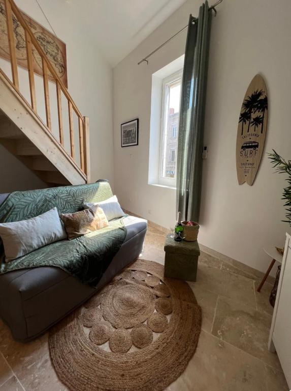 un soggiorno con un divano e un tappeto di Duplex a 2 pas de la vielle ville d Avignon ad Avignone