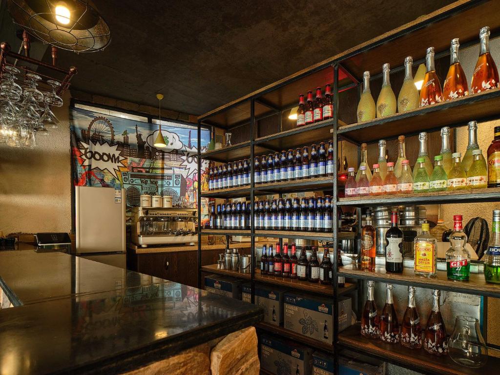 eine Bar mit vielen Flaschen Alkohol in der Unterkunft Zhangjiajie Yeah Hostel in Zhangjiajie