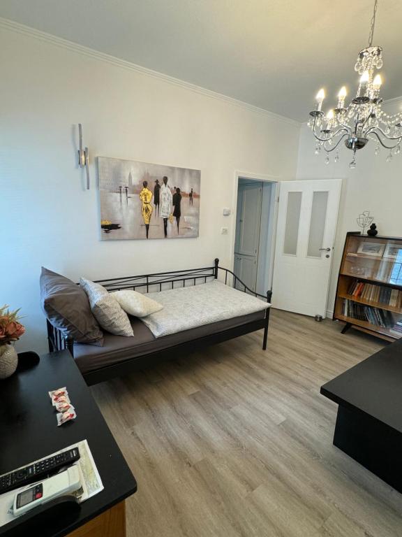 ein Wohnzimmer mit einem Sofa und einem Gemälde an der Wand in der Unterkunft Belavita in Bovec