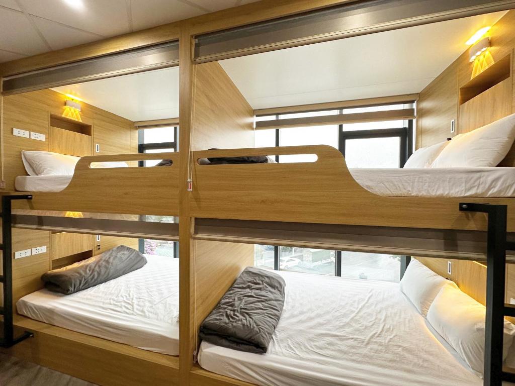 Postel nebo postele na pokoji v ubytování Hanoi Capsule Station Hostel
