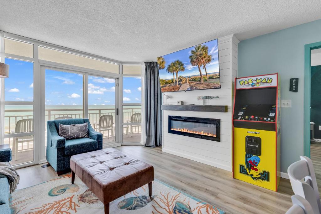 Μια τηλεόραση ή/και κέντρο ψυχαγωγίας στο Cozy 2BR Beachfront Condo