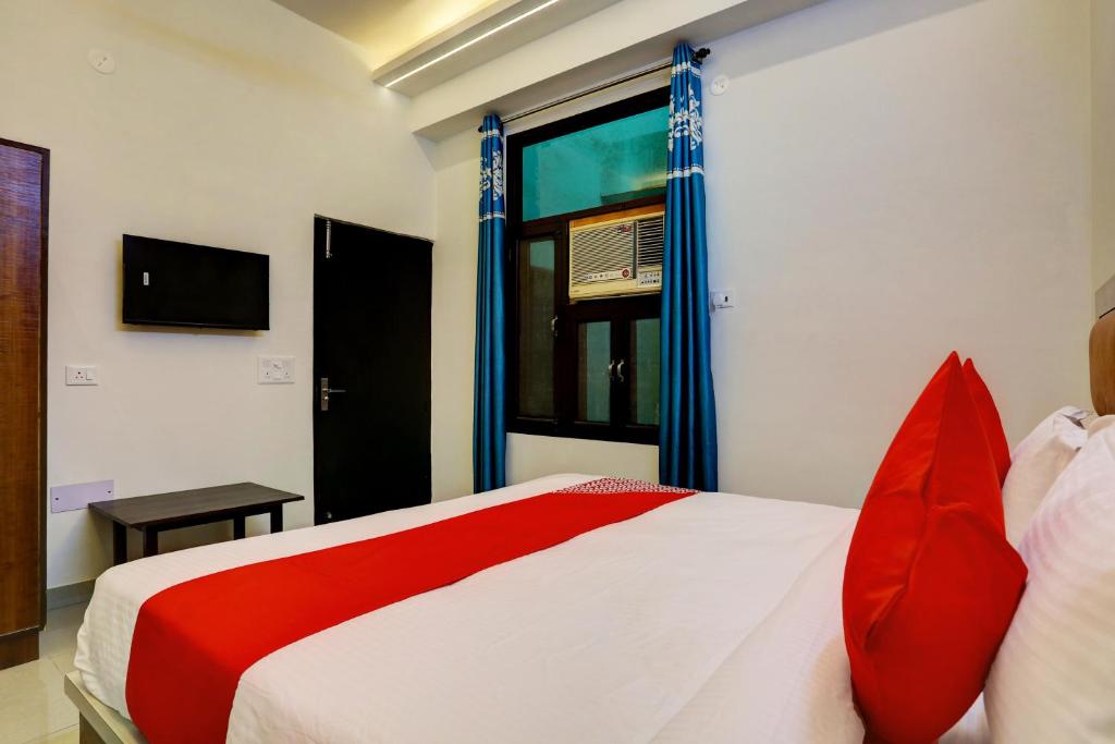 Кровать или кровати в номере Flagship Hotel Umrao Inn
