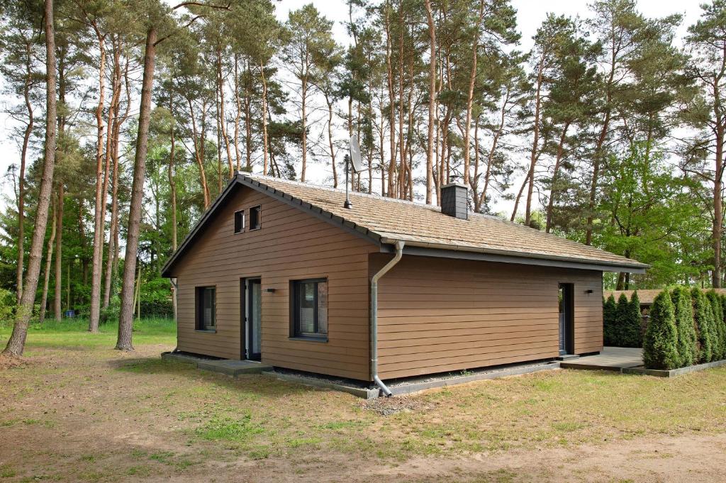 uma pequena casa no meio de uma floresta em Müritzblick em Vipperow