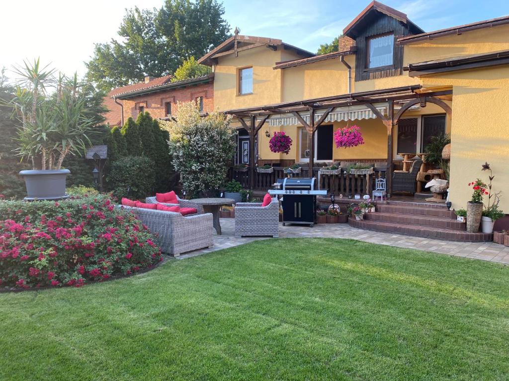 a backyard with a house with a lawn at Gästehaus am Schloßpark in Werben