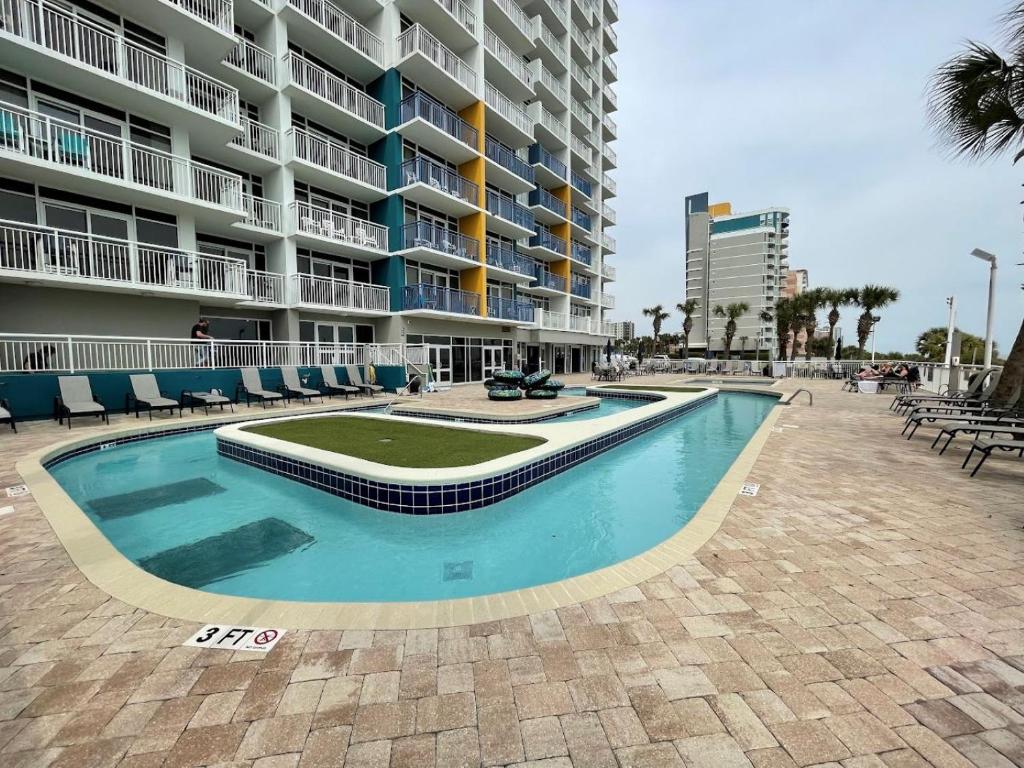 Der Swimmingpool an oder in der Nähe von Oceanfront Luxury 2BR King Suite Atlantica Resort