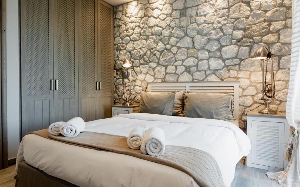 Postel nebo postele na pokoji v ubytování Tyros Boutique Houses Villas