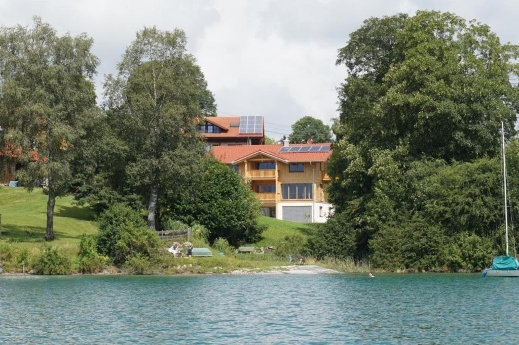 a house on the shore of a lake at Tolles Ferienhaus in Dietringen mit Schönem Balkon und Neben dem Strand in Rieden