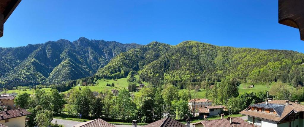 vistas a una montaña con casas y árboles en Schönes Appartement in Tiarno Di Sotto mit Garten, en Tiarno di Sotto