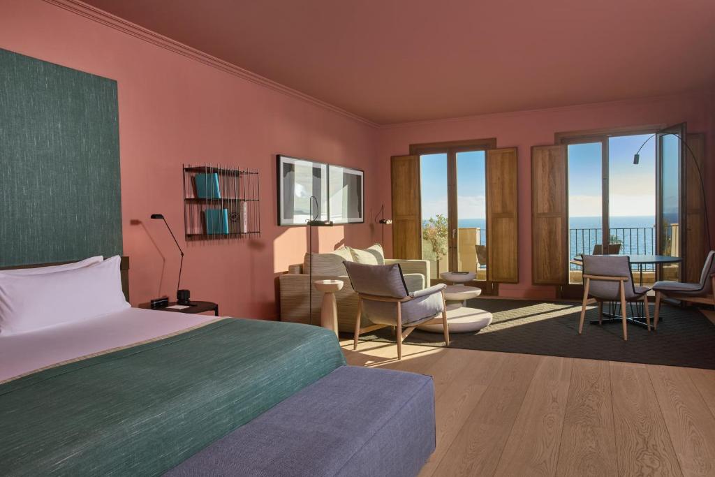 Hotel Calatrava في بالما دي ميورقة: غرفة نوم مع سرير وغرفة معيشة