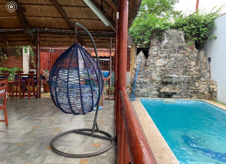altalena con cesta accanto alla piscina di Country House a Viana