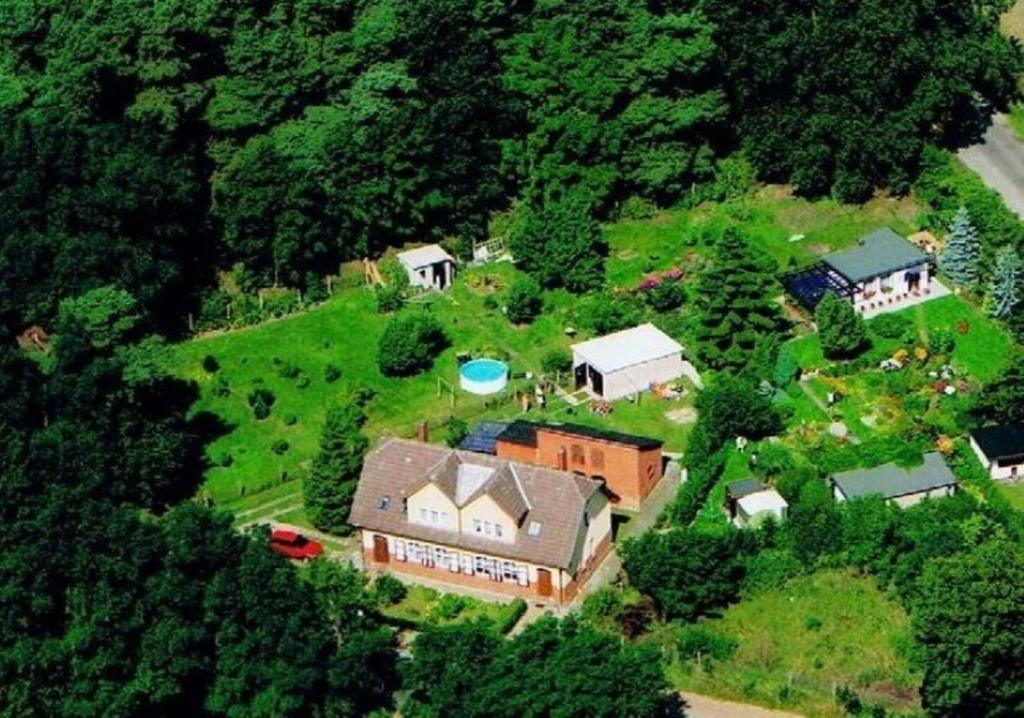 Vue aérienne d'une maison sur une colline dans l'établissement Geräumiges und liebevoll eingerichtetes Ferienhaus für bis zu zehn Personen mit Terrasse und Grill im Garten, à Ueckermünde