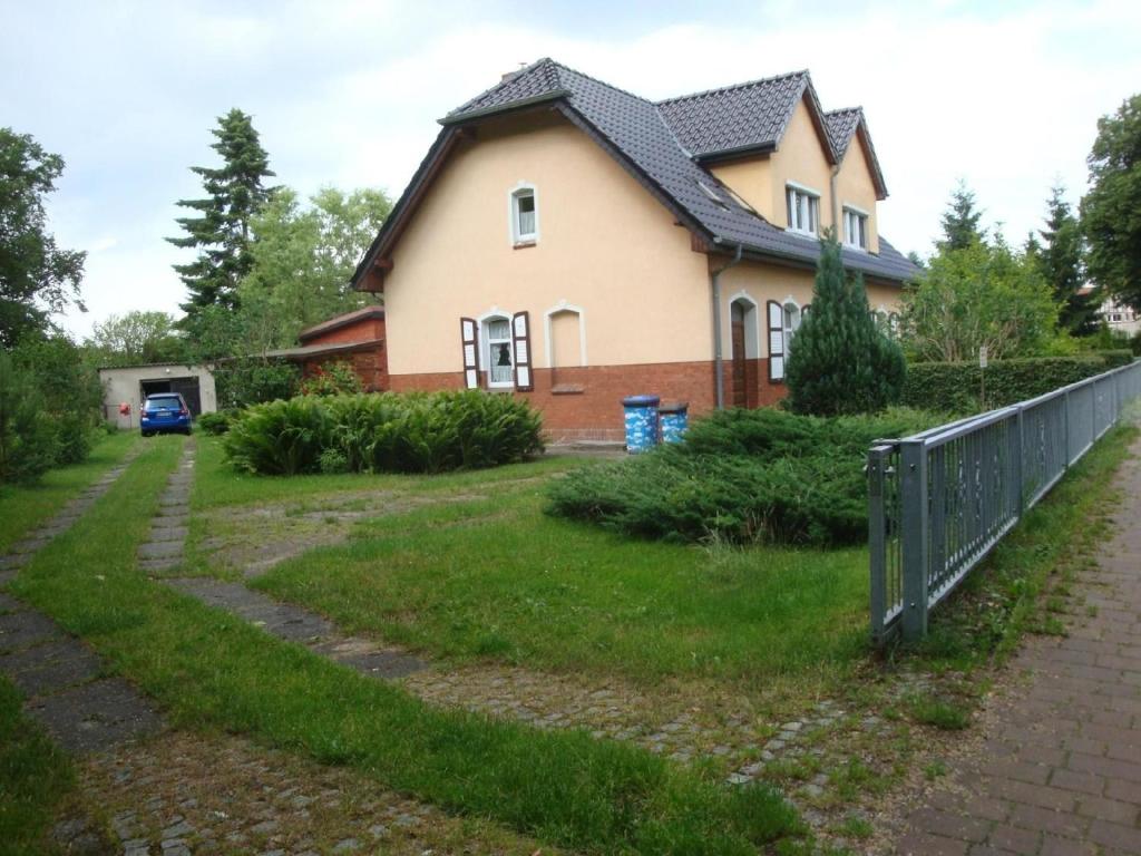 Geräumiges und liebevoll eingerichtetes Ferienhaus für bis zu zehn Personen mit Terrasse und Grill im Garten - Holiday Home