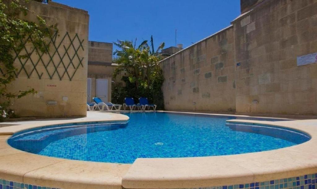 - une piscine au milieu d'un bâtiment dans l'établissement Villa Tina, à L-Għarb