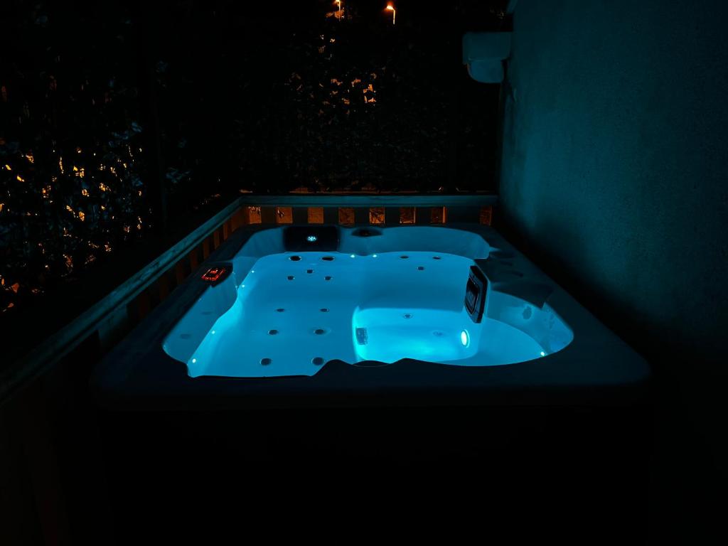 un jacuzzi en una habitación oscura por la noche en Apartments Lira, en Mlini