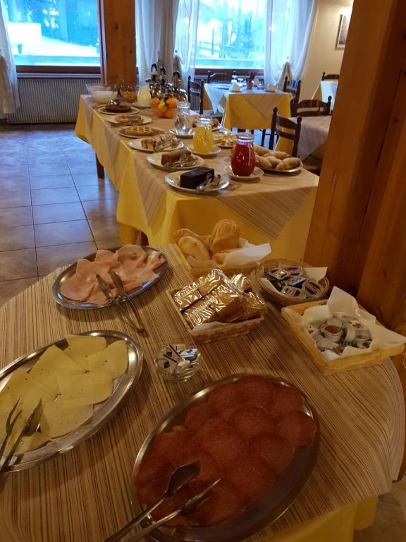 Jídlo v hostelu nebo okolí